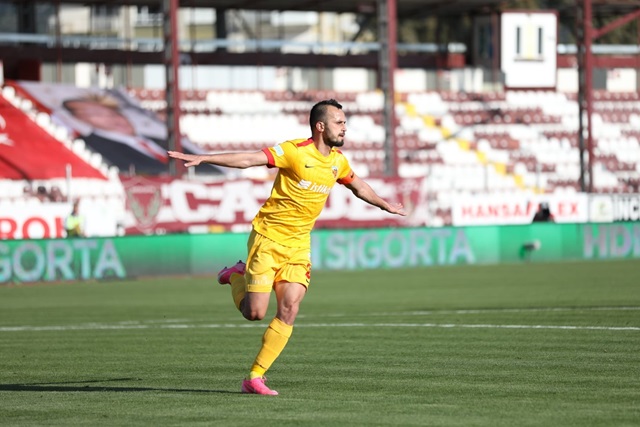 25.Dakikada İlhan Parlak kaleci, Munir Mohand Mohamedi yanından topu filelere gönderdi 0-1