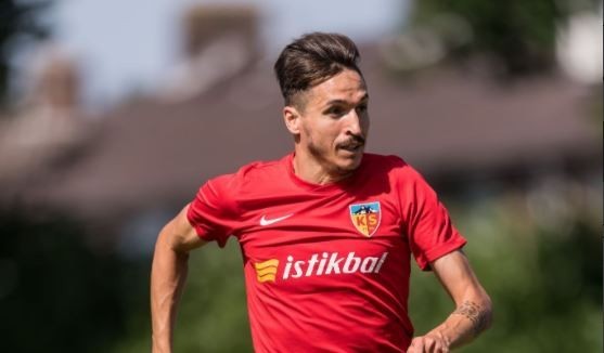 Kayserispor'dan 2 defa futbolculara kırmızı kart gösterdi.