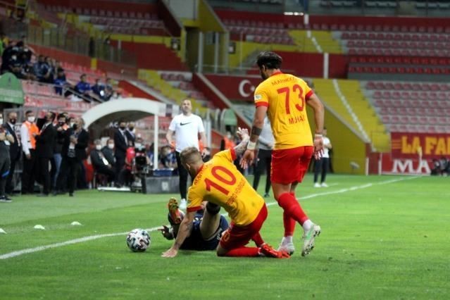 #10 Pedro Henrique #73 Karlo Muhar