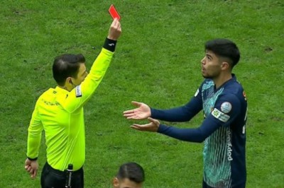 Arif Kocaman Bu Sezon Kayserispor'da İlk Kırmızı Kart Yiyen Futbolcu Oldu.