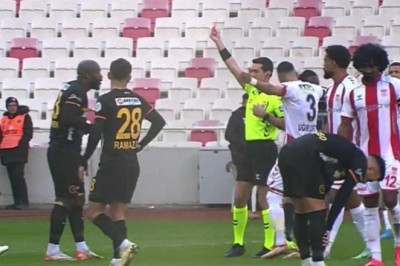 Kayserisporlu Bahoken, Maç Sırasında Cardoso ile tartıştı ve Kırmızı Kart Gördü.